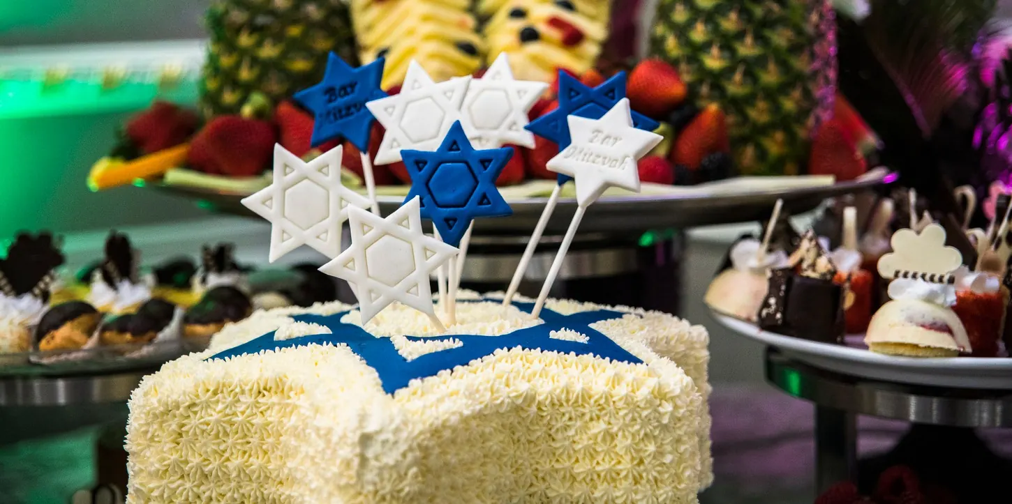 A Bar Mitzvah cake decorated with blue and white Stars of David